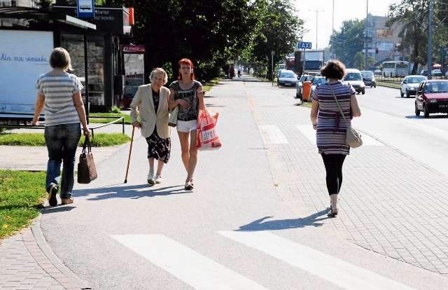 Asfalt czy kostka? Która nawierzchnia to chodnik, a która to ścieżka, skoro pasy są na obu? Zgadnij, przechodniu