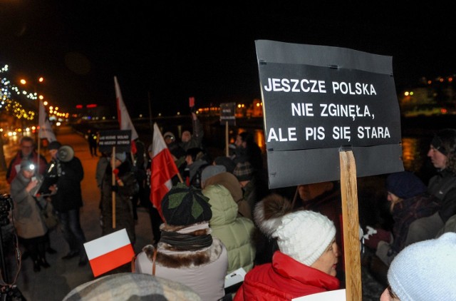 Uczestnicy manifestacji, którą zorganizował KOD, protestowali przeciwko PiS-owi. Chodzi m.in. o paraliż Trybunału Konstytucyjnego, obsadzanie spółek Skarbu Państwa ludźmi niekompetentnymi, próby zaostrzenia ustawy antyaborcyjnej, zawłaszczenia mediów publicznych i wprowadzenie ustawy inwigilacyjnej.Manifestacja przeszła z rynku pod siedzibę PiS-u na Wybrzeżu Marszałka Józefa Piłsudskiego.