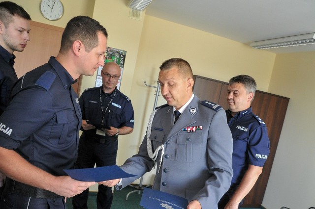 Nagrody komendanta wojewódzkiego policji trafiły do funkcjonariuszy, którzy podczas wykonywania służbowych obowiązków wykazali się profesjonalizmem i zaangażowaniem.