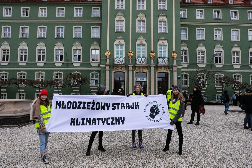Młodzieżowy Strajk Klimatyczny 2019 w Szczecinie. Uczniowie przeszli przez miasto i wręczyli petycję wojewodzie [WIDEO, ZDJĘCIA]