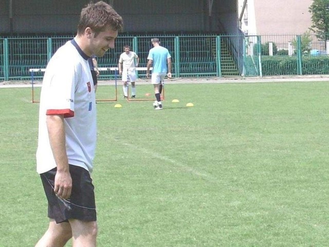 Piłkarze Stali Stalowa Wola (na pierwszym planie Tomasz Demusiak) wznawiają w poniedziałek treningi po wakacyjnych urlopach.