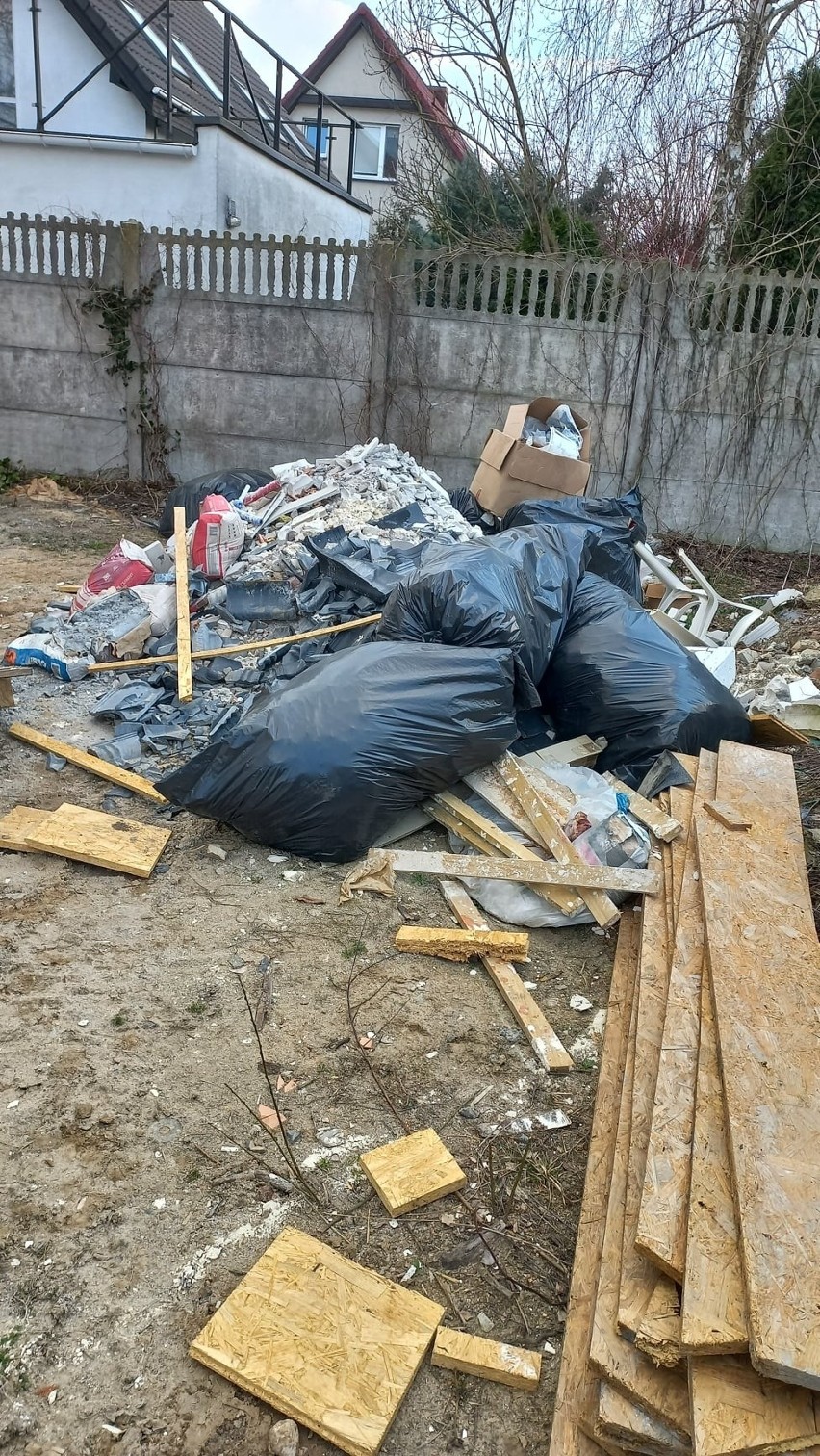 Poznańscy strażnicy z Ekopatrolu zauważyli zaśmiecony plac...