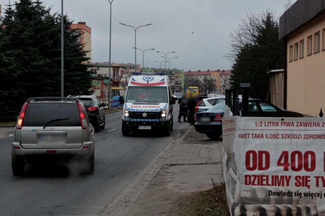 Dziś rano (18.03) przy ulicy Andersa w Słupsku doszło do kolizji aut. Kierowca w podeszłym wieku zasłabł za kierownicą i uderzył w zaparkowany na poboczu pojazd marki BMW. Sprawca był trzeźwy, trafił na słupski SOR.