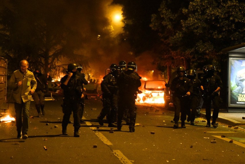 Druga noc protestów we Francji. Pod Paryżem płoną ulice