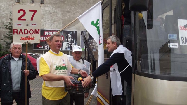 Owoce przekazał uczestnikom demonstracji Tomasz Świtka, przewodniczący rolniczej "Solidarności w Radomiu