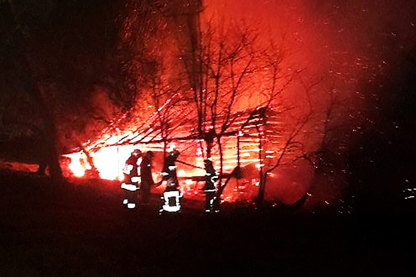 Wielki ogień i akcja gaśnicza pół setki strażaków we wsi Roztoka pod Limanową