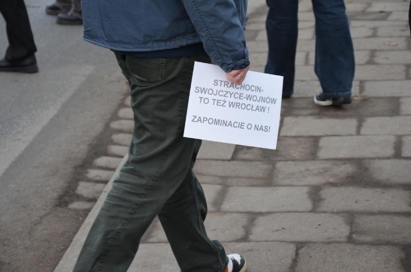 Protest na Swojczyckiej i Kowalskiej. Kilkadziesiąt osób blokowało ulice (ZDJĘCIA)