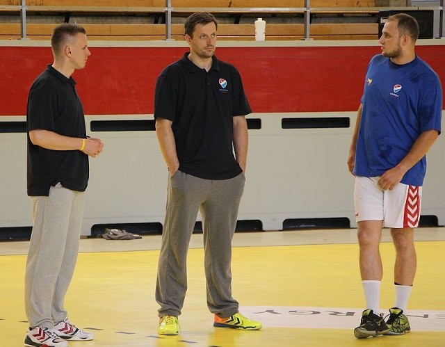 Nowi w Opolu: asystent trenera Michał Skórski (z lewej), pierwszy szkoleniowiec Rafał Kuptel (w środku) i obrotowy Mateusz Jankowski.