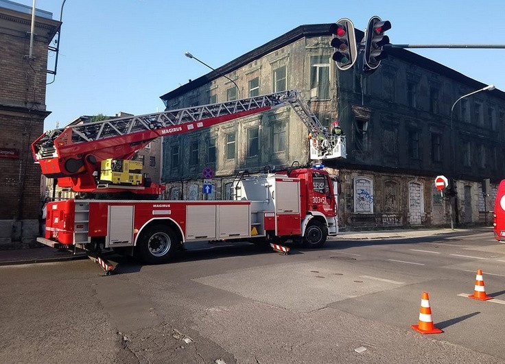 Strażacy zabezpieczyli miejsce zdarzenia.