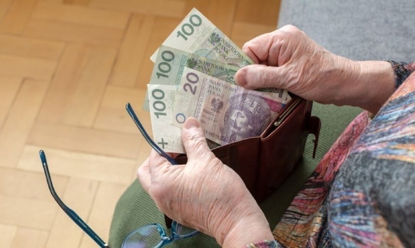 65-letnia kobieta straciła 100 tysięcy złotych! Oddała oszczędności życia