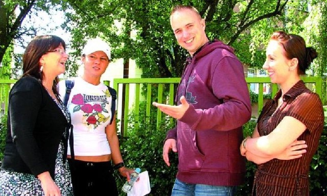 &#8211; Warto brać udział w wyborach, bo tylko w ten sposób możemy zmienić swoją przyszłość &#8211; mówią Patrycja (od lewej), Justyna, Adam i Magda