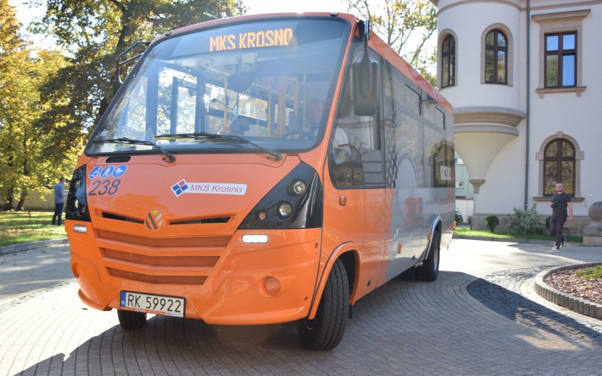 Komunikacja miejska w Krośnie ma nowe autobusy. 13 niskoemisyjnych pojazdów dostarczyły firmy Volvo i MMI [ZDJĘCIA]