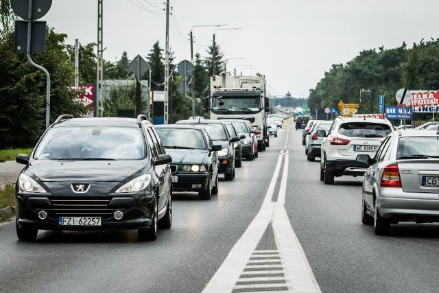 Białe Błota codziennie w godzinach porannego i popołudniowego szczytu korkują się - konieczne są nowe rozwiązania drogowe. Tylko - gdzie?