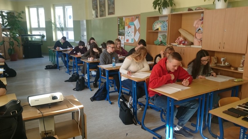 Uczniowie z czterech szkół w powiecie staszowskim przystąpili do matury próbnej z "Echem Dnia" [ZDJĘCIA]