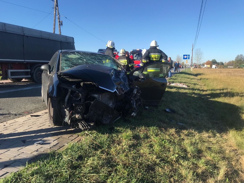 Wypadek w Dębskiej Kuźni. Citroen zderzył się czołowo z ciężarówką. Jedna osoba jest ranna