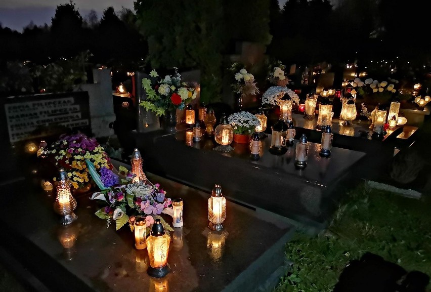 Kraków. Cmentarz Batowicki wygląda tak, jakby był już "normalny" 1 listopada [ZDJĘCIA]