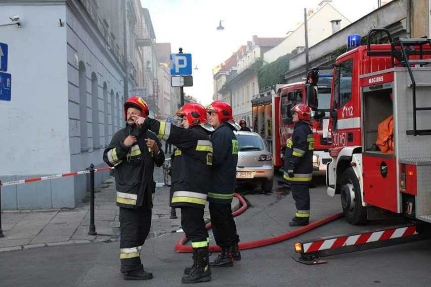 Kraków. Pożar w kamienicy na ul. Józefa [ZDJĘCIA INTERNAUTKI]