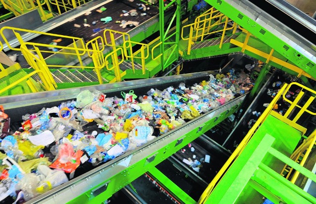 Od 23 do 25 procent przywiezionych odpadów już udaje się odzyskiwać. Najczęściej jest to papier, folie, kartony. Sortownia w Hryniewiczach na razie przyjmuje śmieci głównie z Białegostoku.