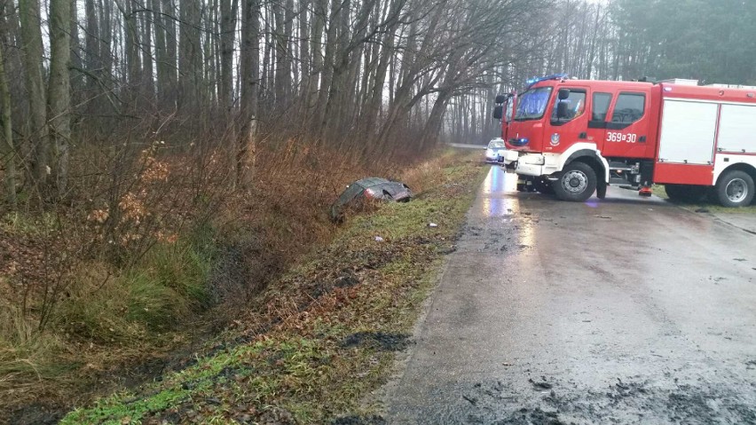 Stare Żukowice. Śmiertelny wypadek na lokalnej drodze. Samochód przygniótł dwie osoby