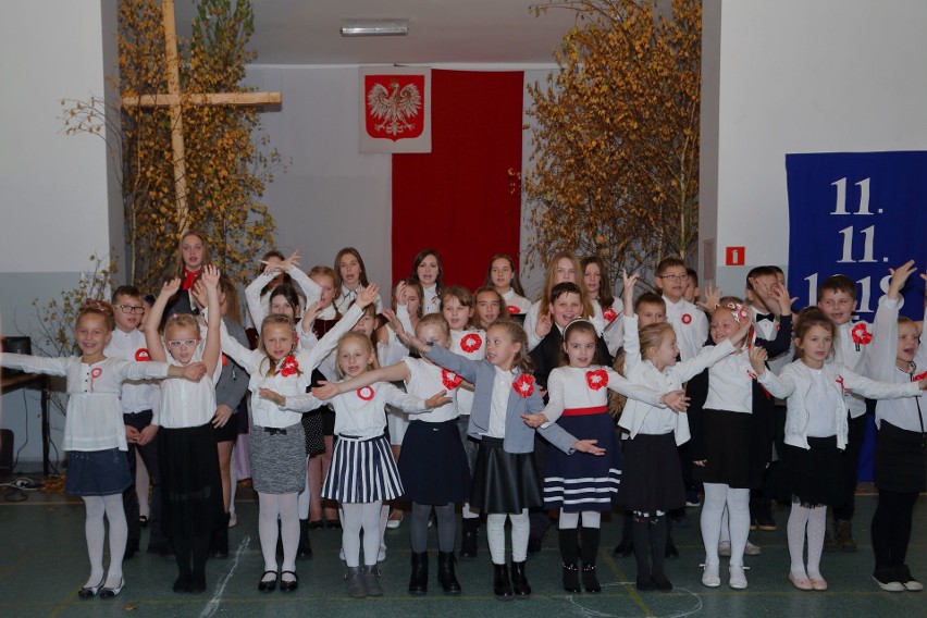 Dzieci z Łubowa świętują setną rocznicę Wolnej Polski
