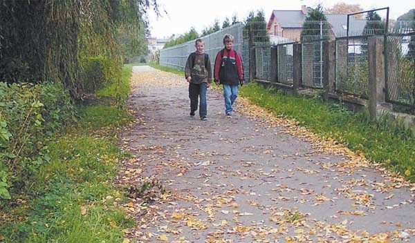 W przyszłym roku asfalt z ul. Nadrzecznej zniknie. Inspektor nakazał go zerwać.