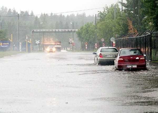 Kierowcy osobowych samochodów we wtorek i środę z trudem radzili sobie  na zalanych ulicach.