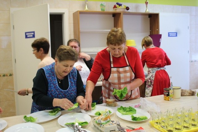 W świetlicy wiejskiej w Biskupicach w gminie Radziejów za sprawą miejscowego koła gospodyń wiejskich i jego przewodniczącej - Marii Kruszyńskiej, zorganizowane zostało  święto Babci i Dziadka. Radziejów z drona. Obejrzyj z góry swój dom! [zdjęcia];nf Zaproszono na nie seniorów  z sołectwa Biskupice, a świętowanie rozpoczęło się od uroczystego obiadu przygotowanego przez miejscowe gospodynie. Część taneczną poprowadził DJ Michał. Stop Agresji Drogowej. Odcinek 5  