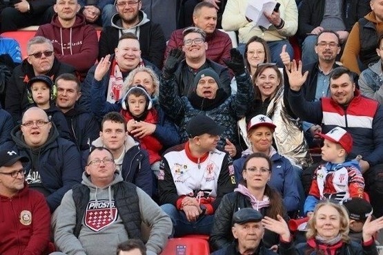 Kryterium Asów Polskich Lig Żużlowych w Bydgoszczy rozpoczęło sezon! Na torze przy Sportowej w piątek brylował Bartosz Zmarzlik, który z koletem punktów wygrał te zawody drugi raz z rzędu. Na podium stanęli również Patryk Dudek i Mikkel Michelsen. A z trybun żużlowców dopingowało około pięciu tysięcy kibiców. Zobaczcie zdjęcia - przesuń gestem lub strzałką w prawo >>>> 