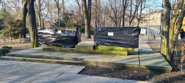 Pomnik "Pamięci żołnierzom Armii Czerwonej poległym w walce o wolność z hitlerowskim najeźdźcą” w chorzowskim Parku Hutników.Zobacz kolejne zdjęcia. Przesuwaj zdjęcia w prawo - naciśnij strzałkę lub przycisk NASTĘPNE