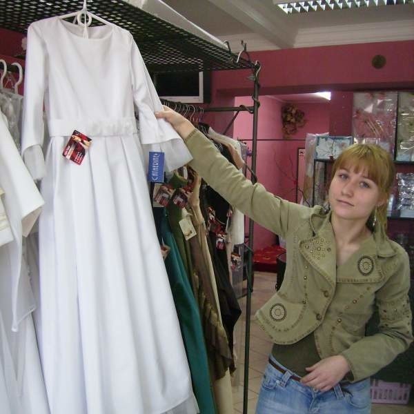 Iwona Białek, sprzedawca w tarnobrzeskim salonie sukni: - Suknie u nas można kupić od 330 złotych, nawet do 600.