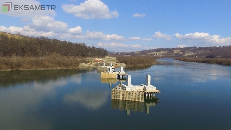 Na drodze krajowej nr 75 w Kurowie powstaje nowy most. Widać postępy prac [ZDJĘCIA]