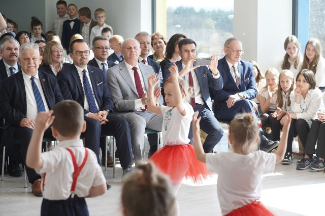 21 kwietnia w Borkowie odbyła się uroczystość oddania do użytku rozbudowanej części budynku szkoły, która jest większa niż cała dotychczasowa szkoła.