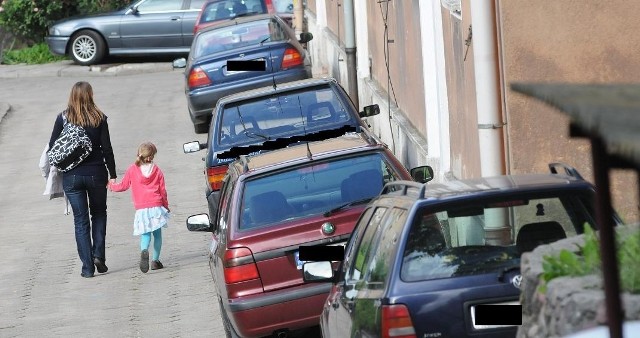 Za takie pozostawienie samochodu, nawet na osiedlowych uliczkach, grozi obecnie mandat. Dotychczas takie zachowania były praktycznie bezkarne.