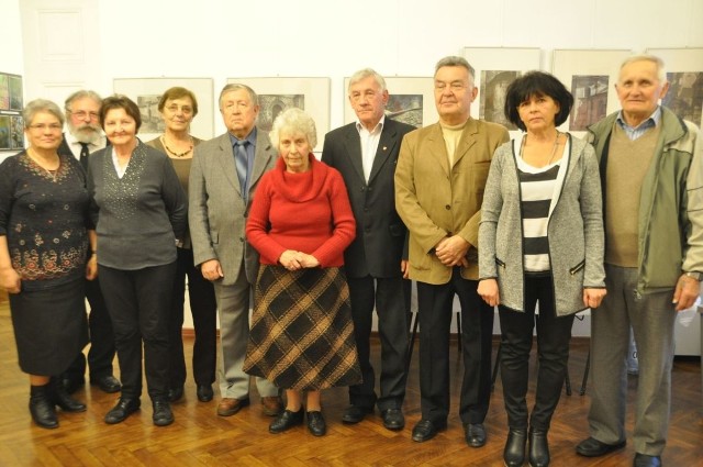 Rada Seniorów (bez Stanisława Kacperskiego) podczas pierwszego posiedzenia w Bibliotece Publicznej w Końskich