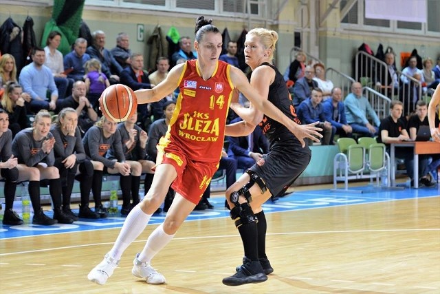Agnieszka Majewska (z lewej) i Magdalena Leciejewska jeszcze w ubiegłym roku występowały w odwrotnych barwach. "Maja" grała ku chwale CCC, z kolei "Lecia" występowała w Ślęzie