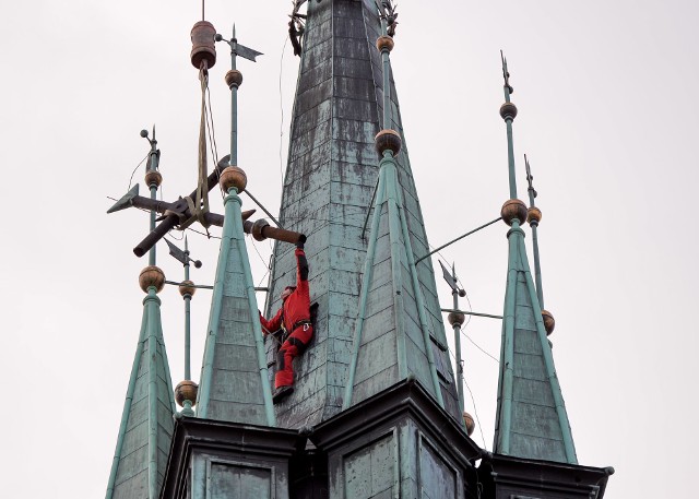 Strażacy ze Specjalistycznej Grupy Ratownictwa Wysokościowego w Rzeszowie z pomocą dźwigu z przemyskiej firmy Bacza, zabezpieczyli złamany przez wiatr krzyż na 60-metrowej wieży kościoła Salezjanów w Przemyślu. Uszkodzony krzyż nie spadł na ulicę, bowiem zawisł na linach piorunochronu.