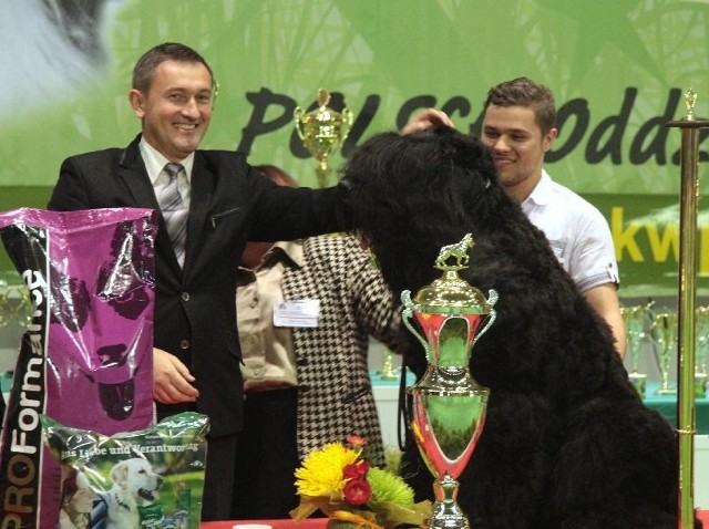 Oto zwycięzca wystawy &#8211; Dargos, czarny terier rosyjski. Z laureatem zaprzyjaźnił się wicemarszałek województwa, a prywatnie miłośników psów &#8211; Grzegorz Świercz. Obok właściciel Dargosa &#8211; Piotr Florczuk.