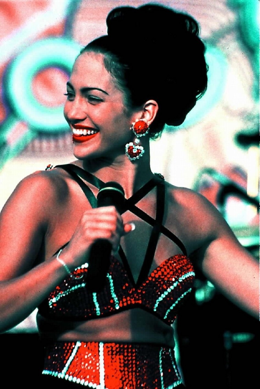 W 1997 r. w Selenę wcieliła się Jennifer Lopez....