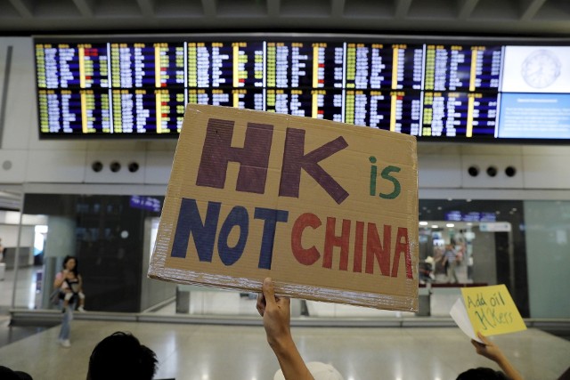 Protest na lotnisku w Hongkongu przeciwko chińskiej administracji