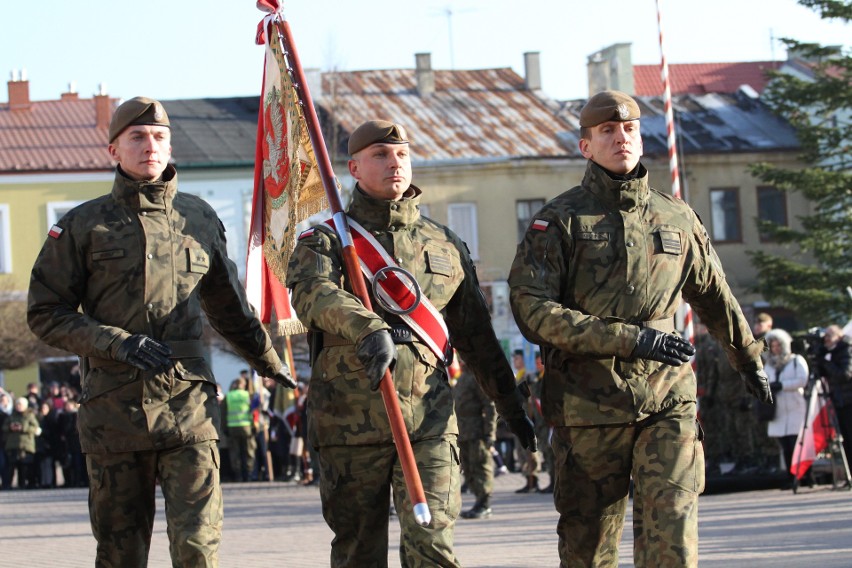 Na Placu Bartosza Głowackiego w Tarnobrzegu  „Terytorialsi” wypowiedzieli rotę przysięgi wojskowej. Było bardzo uroczyście (duzo zdjęć)