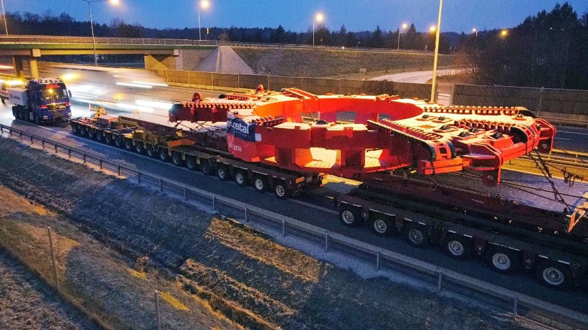 Transport tarczy TBM planowo dotarł na miejsce postoju w...