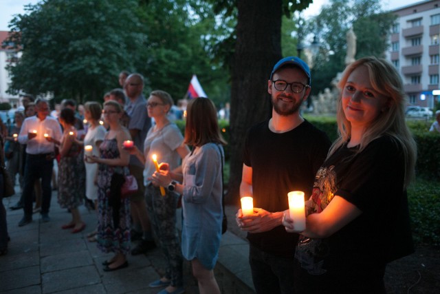 Protesty w obronie sądów odbywają się w różnych miastach. Dziś mieszkańcy Wąbrzeźna utworzą łańcuch światła