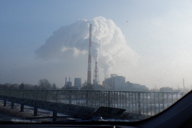 W polskim krajobrazie energetycznym wciąż dominuje to, co wydobywa się z kominów domowych i wielkich elektrowni opalanych węglem.