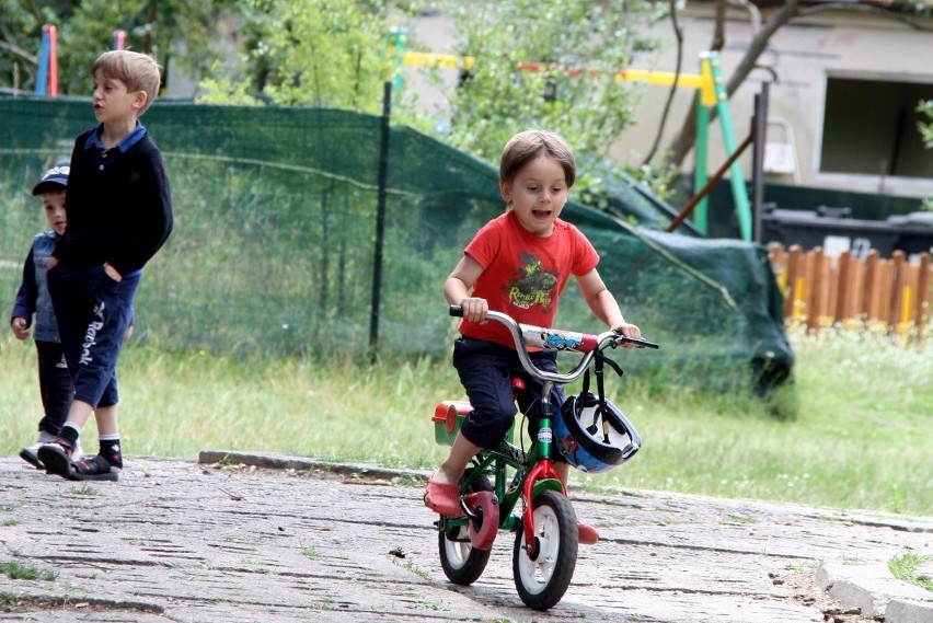 "Rowery dla uchodźców". Mieszkańcy ośrodka dla uchodźców w Grotnikach obdarowani rowerami [ZDJĘCIA]