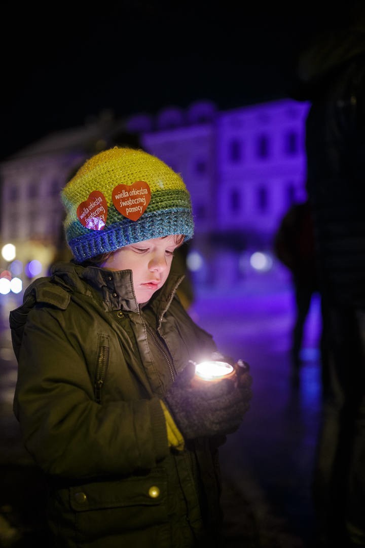 Tarnów. Kilkadziesiąt osób zebrało się na tarnowskim Rynku,...