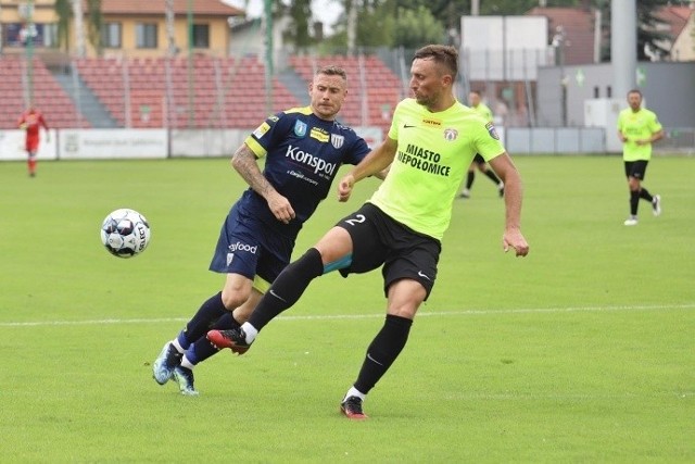 Damian Chmiel (Sandecja, z lewej) kontra Piotr Mroziński