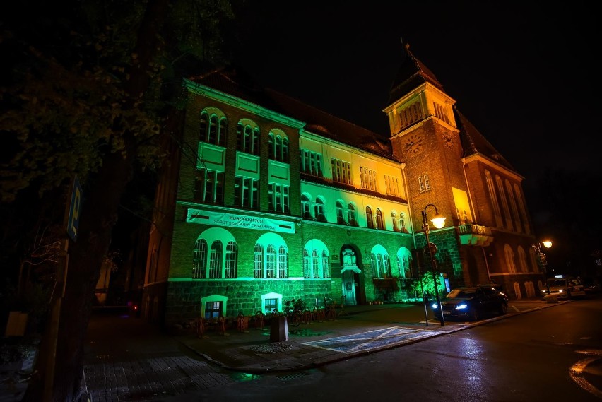 Podświetlony na zielono budynek Urzędu Miejskiego w Sopocie.