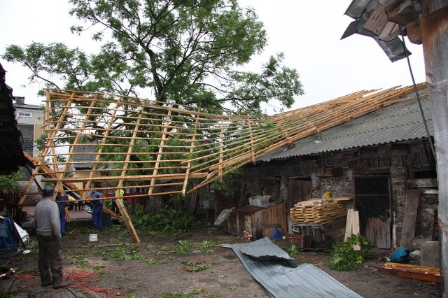 W piątek właściciele budynku w Gielniowie naprawiali uszkodzony dach przez wichurę