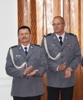 Janusz Koziarski  (z lewej) służył w policji od ponad 30 lat, a lipską komendą kierował od lat 10. Obok niego Wojciech Brandt. 