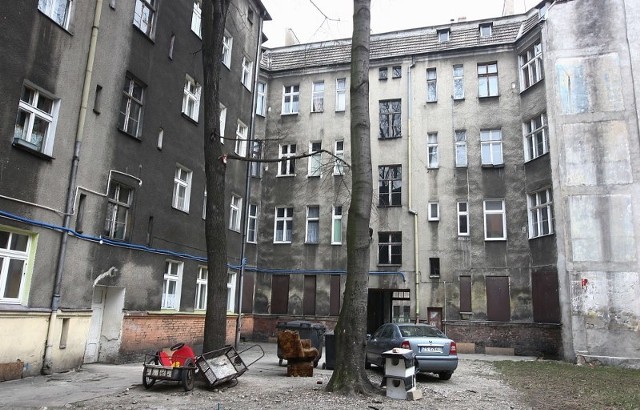 Szczecin: Dołóż się do remontu kamienicy i wynajmij mieszkanieSTBS planuje, że remont przy ul. Chodkiewicza 9 w Szczecinierozpocznie się na początku przyszłego roku. 40 rodzin będzie musiało się przeprowadzić do lokali zamiennych.